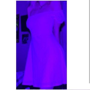 Cute cottage core mini dress it can be on or off the shoulder